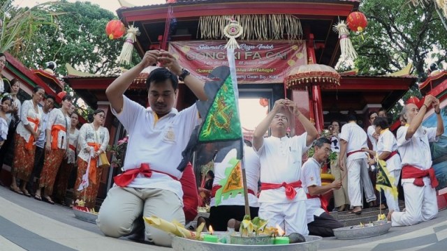 Sejumlah warga etnis Tionghoa mengikuti ritual tolak bala di Vihara Dharmayana, Kuta, Bali. Foto: ANTARA/Fikri Yusuf