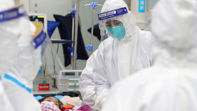 Aktivitas tim medis saat merawat pasien terjangkit virus corona. Foto: THE CENTRAL HOSPITAL OF WUHAN VIA WEIBO /via REUTERS 