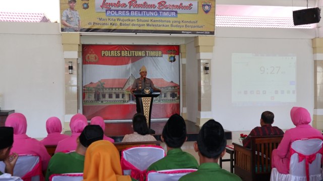 Kapolres Belitung Timur, AKBP Jojo Sutarjo saat membuka perlombaan pantun.