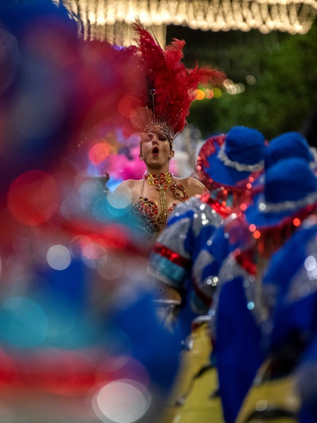 Para pemain berpartisipasi dalam parade pembuka karnaval Uruguay terpanjang di dunia di Montevideo. Foto: PABLO PORCIUNCULA / AFP