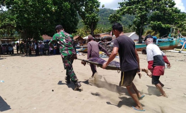 Sempat Hanyut di Pantai Teluk Hijau Banyuwangi, Empat Bonek Selamat