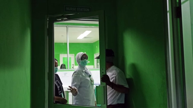 Seorang petugas kesehatan memasuki ruangan perawatan yang menangani pasien terduga virus corona (foto: febry kodongan/manadobacirita)