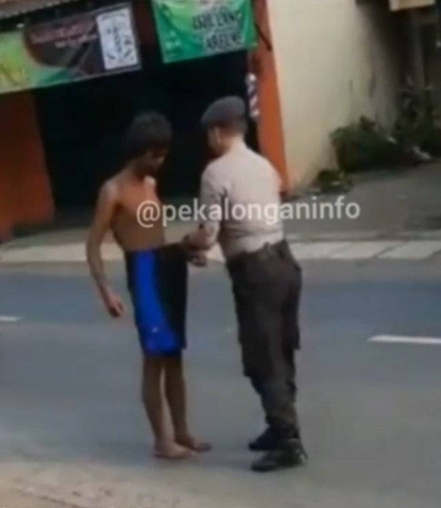 Aksi Mulia Polisi Pakaikan Celana ke Orang dengan Gangguan Jiwa (224616)