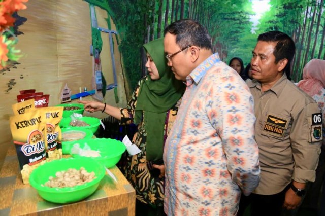 Bupati Musi Banyuasin Dodi Reza Alex melihat langsung proses pembuatan kerupuk Bikar. (Foto. Istimewa)