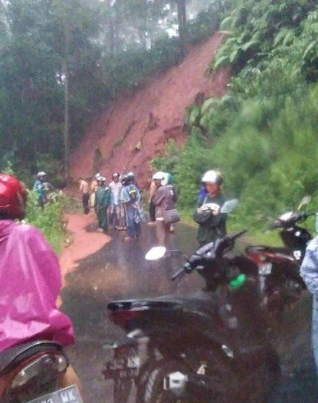 Akses jalan dari Kecamatan Kajen menuju Kecamatan Kandangserang, Kabupaten Pekalongan tertutup longsor, Sabtu (25/1). (Foto: Facebook/Istimewa)