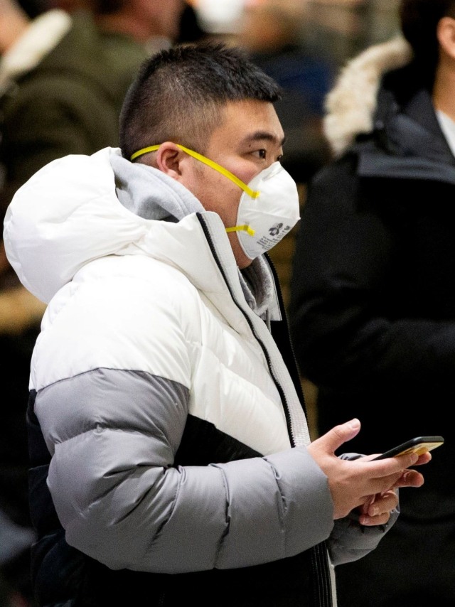 Wisatawan menggunakan masker berdatangan di Bandara Pearson, Torontom Ontario, Kanada. Foto: REUTERS / Carlos Osorio