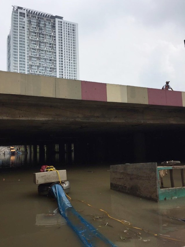 Genangan air masih merendam terowongan di jalan Kota Baru Bandar Kemayoran, Jakarta.  Foto: Muhammad Darisman/kumparan 