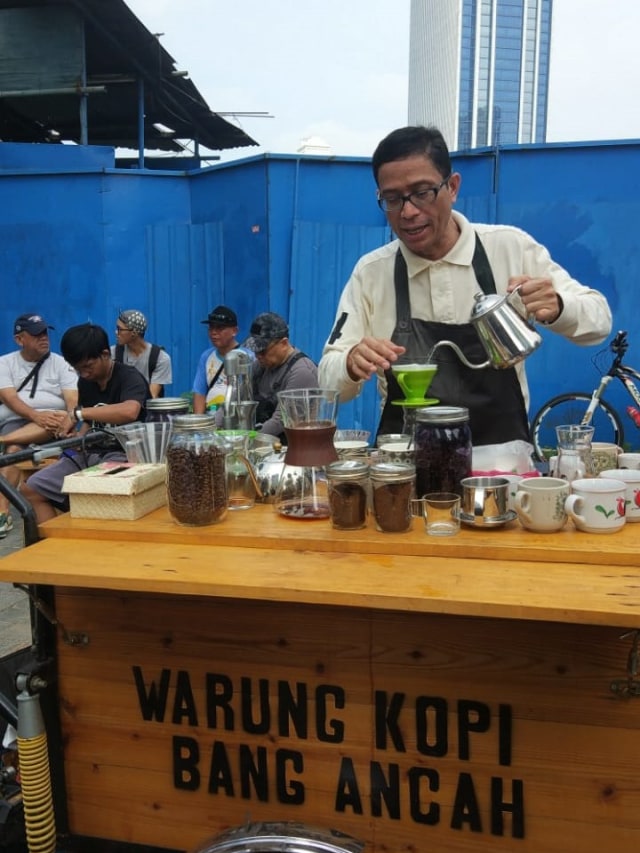Cawagub DKI Jakarta, Nurmansjah Lubis tunjukkan keahliannya menjadi barista kopi di CFD Jalan Sudirman, Jakarta Pusat. Foto: Adhim Mugni Mubarok/kumparan 