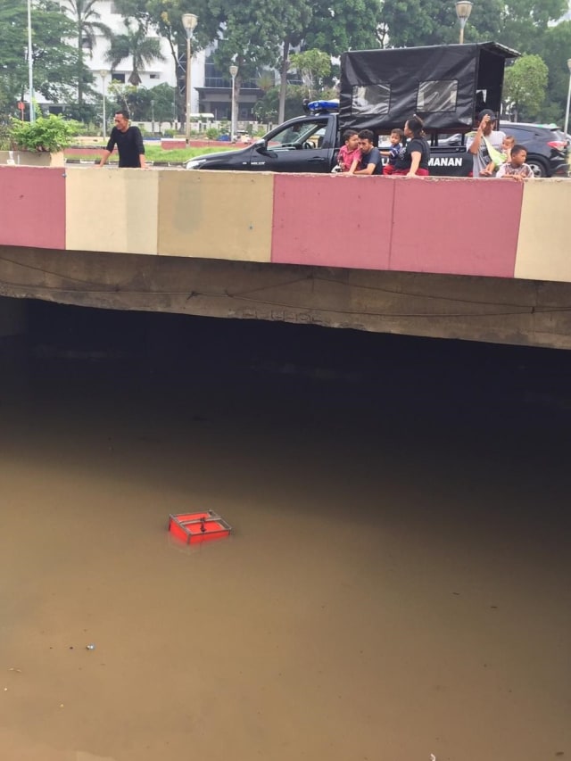 Genangan air masih merendam terowongan di jalan Kota Baru Bandar Kemayoran, Jakarta.
 Foto: Muhammad Darisman/kumparan 