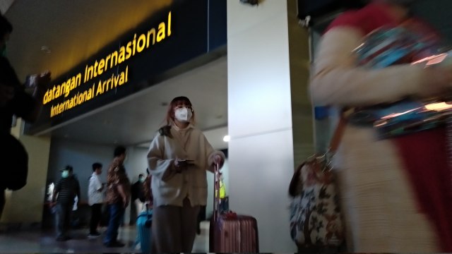 Para turis asal Kunming, China keluar dari pintu kedatangan internasional Bandara Internasional Minangkabau. Foto: Irwanda/langkan.id
