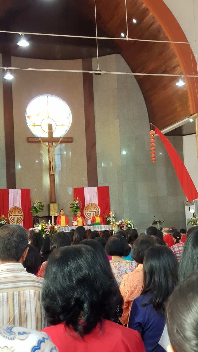 Umat Katolik merayakan tahun baru Imlek 2020 dengan misa di Gereja Santo Franciscus Xaverius Kidul Loji, Miggu (26/1/2020). Foto: Ayusandra