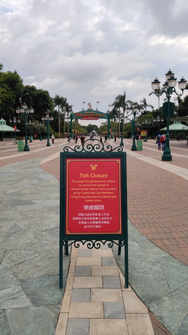 Imbauan Disneyland Hong Kong yang tutup hari ini Foto: Aria Sankhyaadi/Kumparan