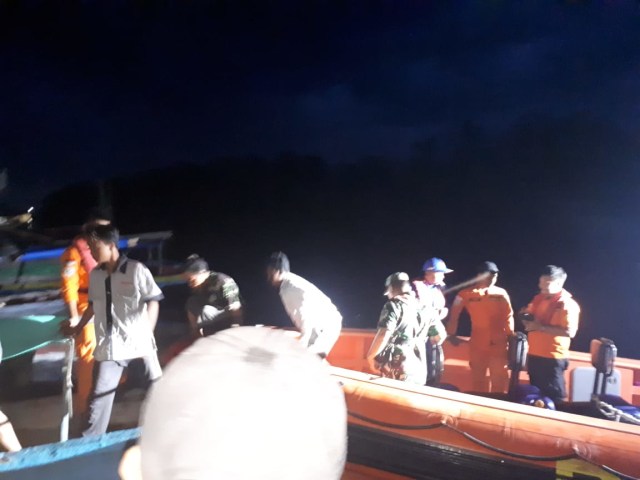 Ketiga korban (depan) yang ditemukan selamat setelah dikabarkan hilang saat Kapal Motor (KM) Dua Putra Jaya dihantam ombak hingga karam ditemukan selamat pada Sabtu (25/1) petang | Foto: Humas Basarnas Lampung