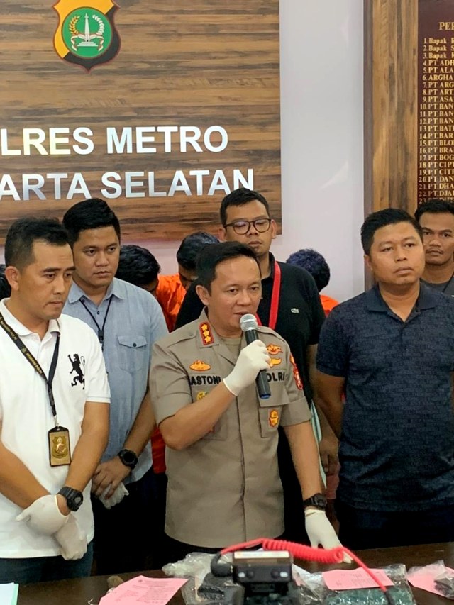 Kapolres Jakarta Selatan Kombes Pol Bastoni Purnama, saat konferensi pers kasus begal warteg, di Polres Metro Jakarta Selatan, Minggu (26/1/2020). Foto: Mirsan Simamora/kumparan