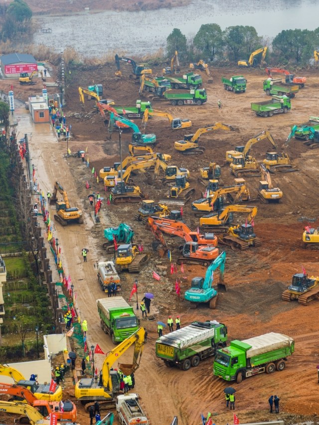 Sejumlah alat berat di lokasi pembangunan rumah sakit untuk penderita corona di Wuhan, China. Foto: STR/AFP