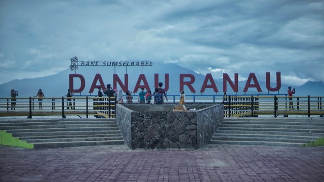 Plang Danau yang menjadi tempat favorit untuk berswafoto bagi pengunjung, Minggu (26/1) Foto: ary priyanto/Urban Id
