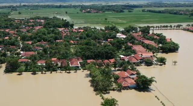 Air banjir menggenangi Desa Gebangkerep. Sragi, Kabupaten Pekalongan.