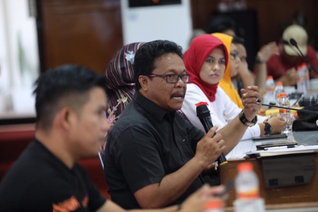 Juru Bicara Pemerintah Aceh, Saifullah Abdulgani (SAG), saat memberikan keterangan terkait kondisi terkini mahasiswa Aceh di Wuhan, bertempat di Aula Dinsos Aceh, Minggu (26/1). Foto: Suparta/acehkini