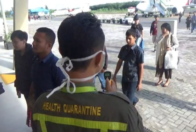 para petugas KKP Kelas III Sampit saat mendeteksi Virus corona di Bandara Sampit.