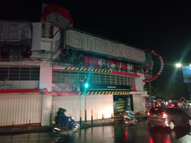 Reklamen rokok Pro Mild di kawasan Pertokoan Avia, Kota Malang yang merupakan bangunan cagar budaya. (Foto: Rizal Adhi Pratama)