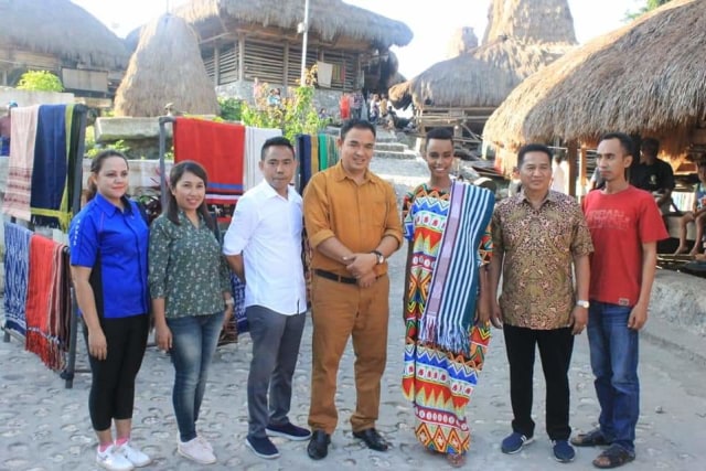 Miss Universe, Zozibini Tunzi mengunjungi Kabupaten Sumba Barat, Minggu (26/1/2020). Foto: Dok.Bagian Humas Protokol Sekda Sumba Barat.