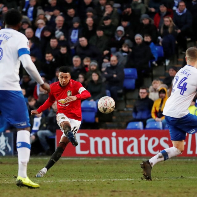 Aksi Jesse Lingard dalam laga melawan Tranmere Rovers. Foto: REUTERS/Scott Heppell