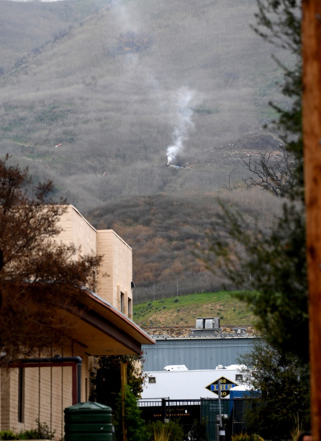 Kepulan asap dari helikopter yang ditumpangi Kobe Bryant yang jatuh di Calabasas, California. Foto: USA TODAY Sports/Jayne Kamin-Onceavia Reuters