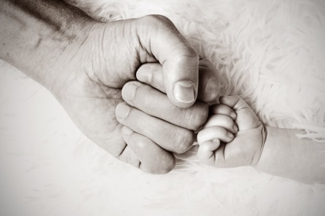Ilustrasi ayah dengan anaknya yang baru lahir/ Foto: Unsplash