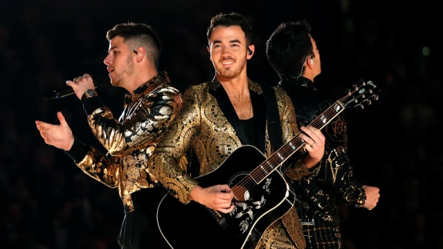 Penampilan The Jonas Brothers di ajang Grammy Awards Ke-62 di Los Angeles, California. Foto: REUTERS/Mario Anzuoni