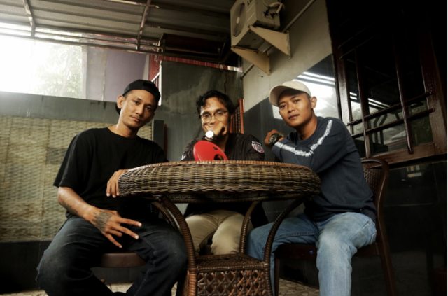 Ovant, Gesid dan Yudhis,  pemuda di balik karya "Samar Indah" yang sarat akan pesan dan kritik terhadap keadaan di Samarinda | (Dokumentasi Pribadi)
