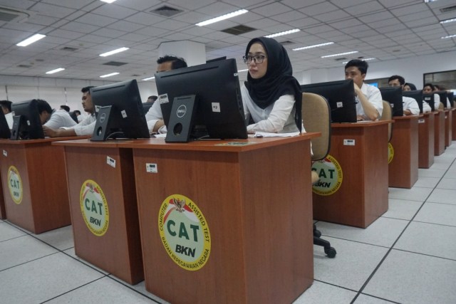 Suasana ujian Calon Pegawai Negeri Sipil (CPNS) di Kantor Badan Kepegawaian Negara (BKN), Jakarta, Senin (27/1). Foto: Fanny Kusumawardhani/kumparan