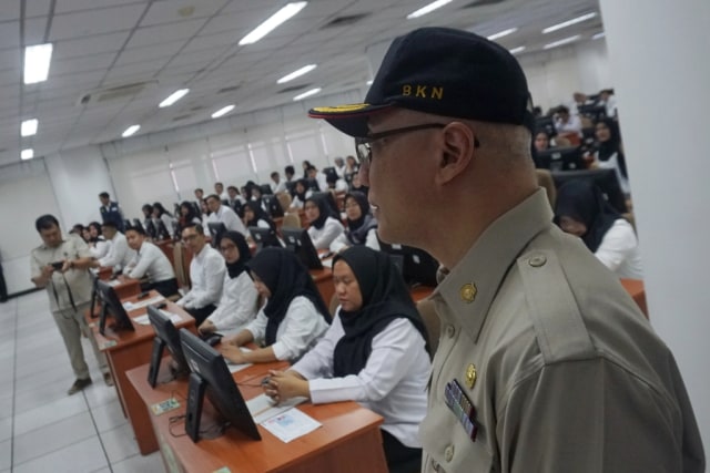 Kepala BKN Bima Haria Wibisana meninjau peserta tes CPNS di Kantor Badan Kepegawaian Negara Foto: Fanny Kusumawardhani/kumparan