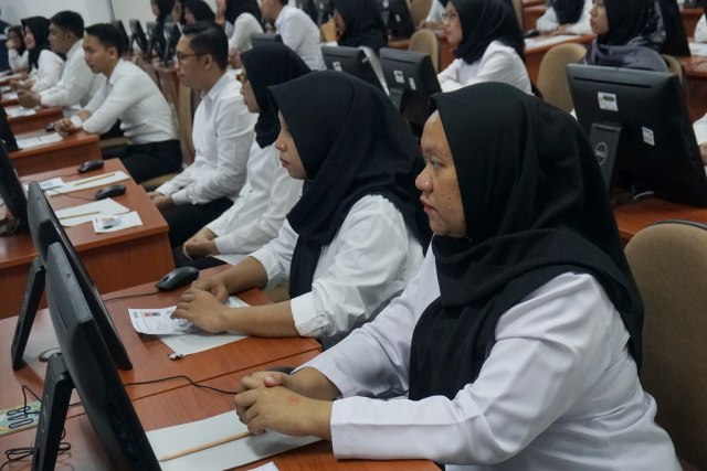 Suasana ujian Calon Pegawai Negeri Sipil (CPNS) di Kantor Badan Kepegawaian Negara (BKN), Jakarta, Senin (27/1). Foto: Fanny Kusumawardhani/kumparan