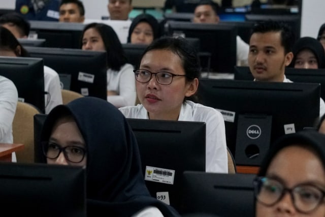 Suasana ujian Calon Pegawai Negeri Sipil (CPNS) di Kantor Badan Kepegawaian Negara (BKN), Jakarta, Senin (27/1). Foto: Fanny Kusumawardhani/kumparan