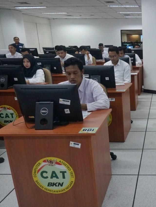 Calon Pegawai Negeri Sipil (CPNS) mengikuti tes Seleksi Kompetensi Dasar (SKD) di Kantor Badan Kepegawaian Negara (BKN), Jakarta, Senin (27/1). Foto: Fanny Kusumawardhani/kumparan