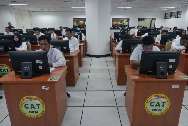 Suasana ujian Calon Pegawai Negeri Sipil (CPNS) di Kantor Badan Kepegawaian Negara (BKN), Jakarta, Senin (27/1). Foto: Fanny Kusumawardhani/kumparan