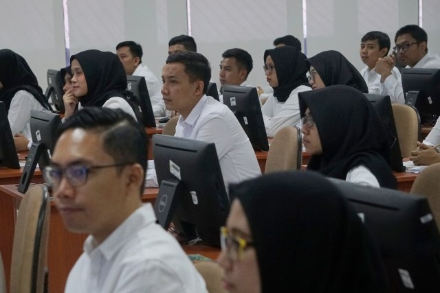 Peserta tes CPNS saat mengikuti tes Seleksi Kompetensi Dasar (SKD) di Kantor Badan Kepegawaian Negara (BKN), Jakarta, Senin (27/1). Foto: Fanny Kusumawardhani/kumparan