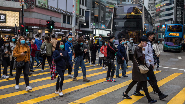 Masyarakat Hong Kong menggunakan masker untuk mengantisipasi terkena virus corona. Foto: AFP/DALE DE LA REY
