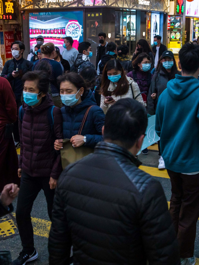 Masyarakat Hong Kong menggunakan masker untuk mengantisipasi terkena virus corona. Foto: AFP/DALE DE LA REY
