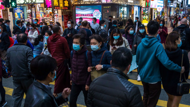 Warga menggunakan masker mengantisipasi terkena virus corona di Hong Kong.  Foto: AFP/DALE DE LA REY