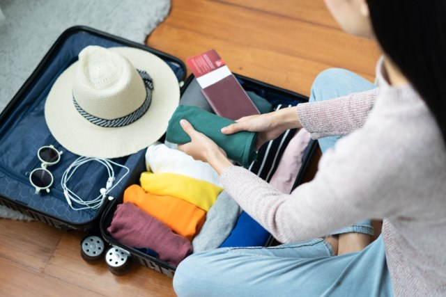 com-Ilustrasi solo traveler perempuan packing. Foto: Shutterstock