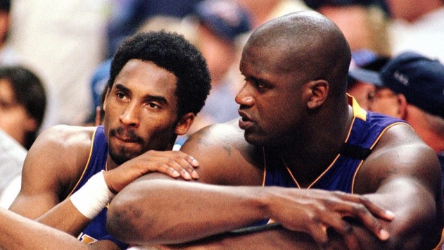 Shaquille O'Neal (kanan) bersama sahabat baiknya, Kobe Bryant, saat masih memperkuat Los Angeles Lakers.  Foto: MIKE FIALA / AFP