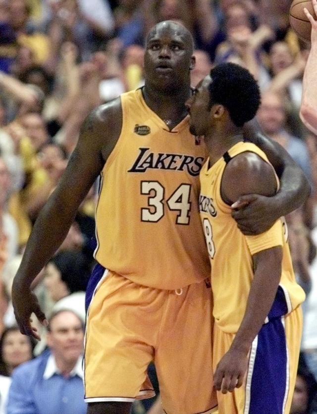 Shaquille O'Neal memeluk Kobe Bryant.  Foto: JEFF HAYNES / AFP