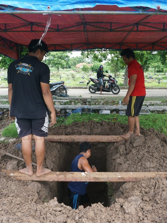 Persiapan penggalian kubur untuk Johny Indo di TPU Selapajang Jaya, Tangerang, Senin (27/1/2020). Foto: Nugroho Sejati/kumparan