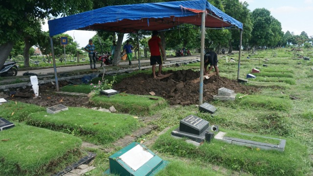 Foto: Persiapan Pemakaman Johny Indo | kumparan.com