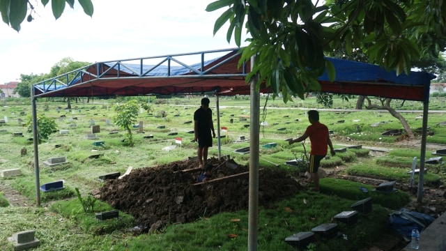 Foto: Persiapan Pemakaman Johny Indo | kumparan.com