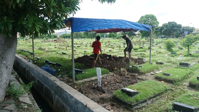 Foto: Persiapan Pemakaman Johny Indo | kumparan.com