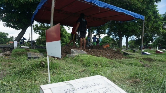 Foto: Persiapan Pemakaman Johny Indo | kumparan.com