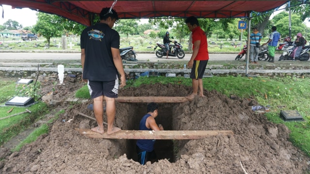Foto: Persiapan Pemakaman Johny Indo | kumparan.com