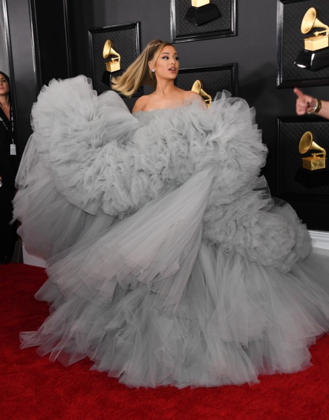 Ariana Grande kenakan gaun selebar 6 meter di Grammy Awards 2020. Foto: Valerie Macon/ AFP
